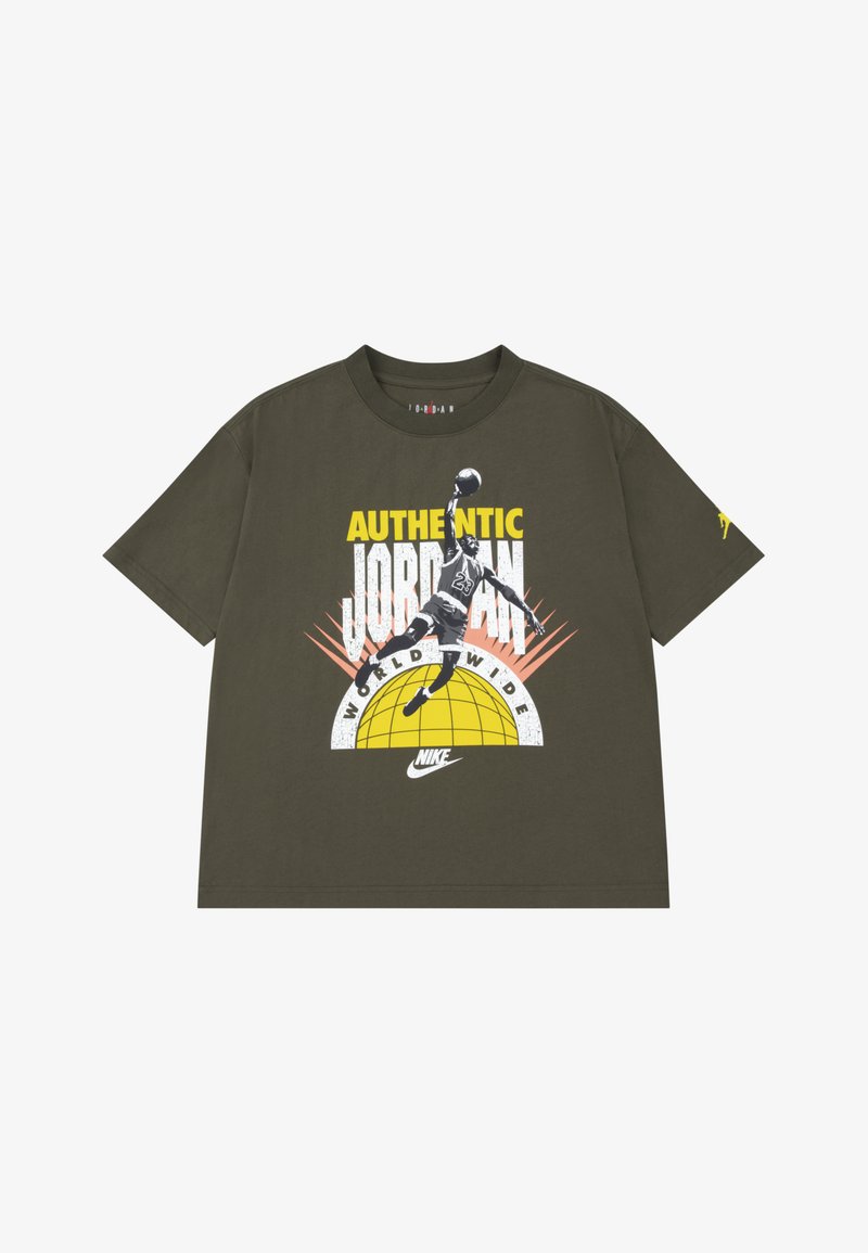 Πράσινο λαδί βαμβακερό t-shirt με κοντά μανίκια, με γραφικό ενός παίκτη που πηδάει. Το κείμενο γράφει "AUTHENTIC JORDAN WORLDWIDE" και "NIKE."