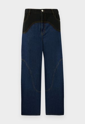 Pantaloni din denim cu un croi larg, având un panou superior negru și secțiuni inferioare de un albastru închis. Cusăturile în contrast și îmbinările curbate adaugă detalii.