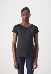 T-shirt de sport noir à manches courtes en tissu texturé, avec un col rond et un logo réfléchissant sur la poitrine.