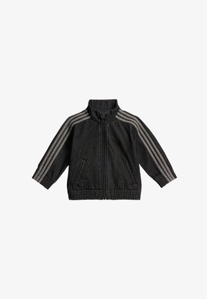 Veste de sport noire avec fermeture éclair, poignets et ourlet côtelés. Présente trois bandes verticales grises sur les manches et deux poches latérales.