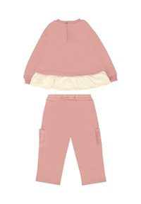 Roze sweatshirt met een crèmekleurige volantszoom, voorzien van een knoopsluiting op de rug; gecombineerd met bijpassende roze broek met zijzakken en een ontspannen pasvorm.