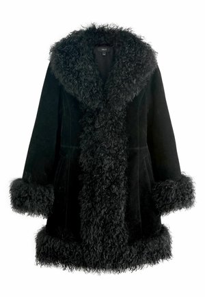 Schwarzer Mantel mit einem weichen, lockigen Pelzkragen und -ärmeln, aus glattem Stoff mit Taschen. Klassisches, knielanges Design.