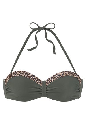 Olivenfarbener Bikini-Oberteil mit einem Leopardenmuster-Band, gepolsterten Cups, gerafftem Mittelteil und verstellbaren Bändern am Hals. Das Material hat eine glatte Textur.