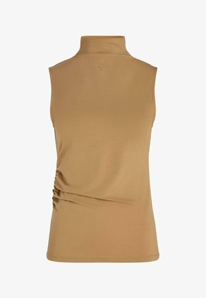 Top sans manches à col roulé camel avec un subtil froncé sur le côté gauche et un petit logo brodé sous le col au dos.