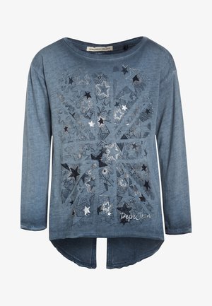 Camisa azul de manga larga con un patrón de estrellas dispuesto como la bandera de la Unión Jack, con estrellas plateadas y negras y el texto "Pepe Jeans" en la parte inferior.