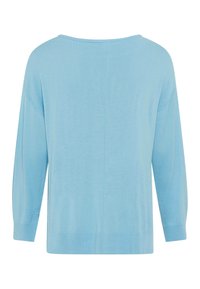 Lichtblauwe oversized trui met een brede halslijn en driekwart mouwen. Zachte, lichte stof; minimale details; eenvoudige achterzijde.