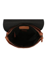 Borsa in pelle marrone con cerniera, caratterizzata da un interno in tessuto nero. La borsa ha una texture liscia e un design minimalista.