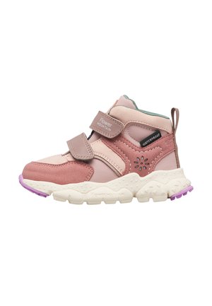 Scarpa sportiva impermeabile alta per bambini, rosa e malva, con due cinturini in velcro e suola bianca texturizzata.