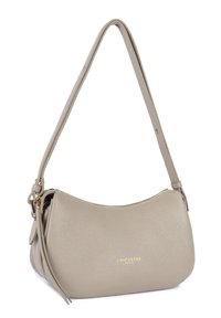 Sac bandoulière en cuir beige texturé avec fermeture éclair dorée et sangle réglable, arborant un petit logo doré « Lancaster Paris » à l'avant.