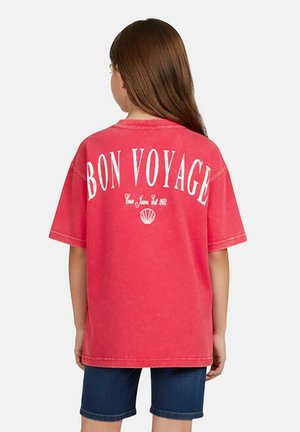 Rood oversized t-shirt met "BON VOYAGE" in grote witte letters op de achterkant, met daaronder een vintage schelpafbeelding.