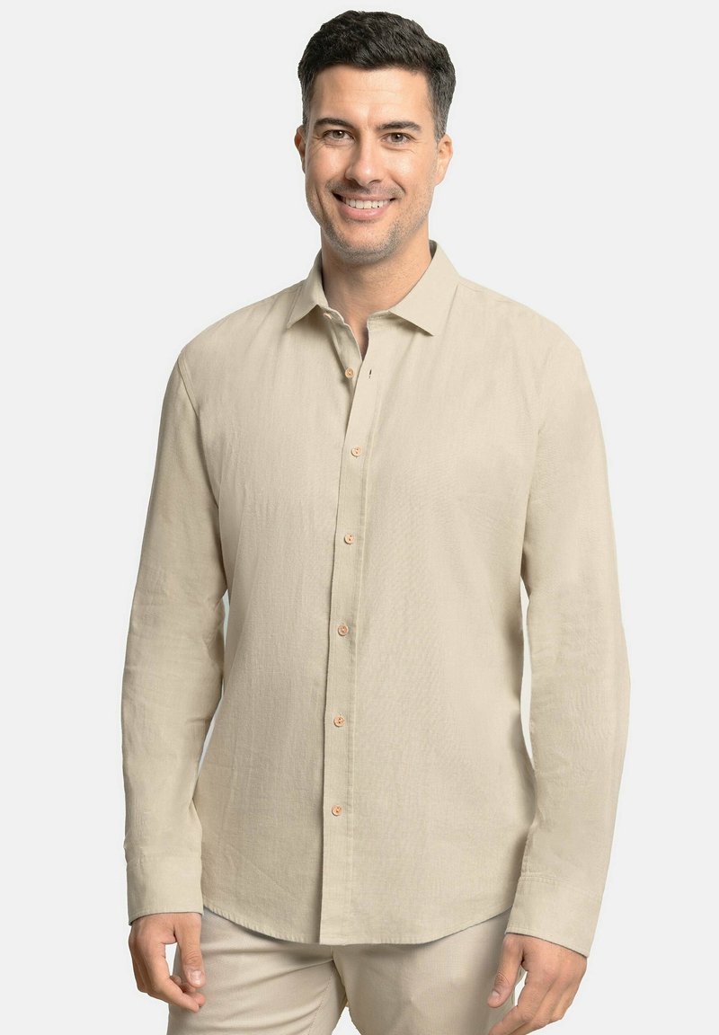Camisa de botón de manga larga color beige en un tejido texturizado, con un cuello estándar y botones naranjas en la parte delantera.