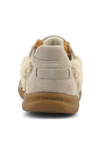 Beige Wildledersneaker mit weichen Fellakzenten, Gummisohle und gestickten Details. Logo "COLORS OF CALIFORNIA" auf der Ferse geprägt.