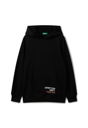 Zwarte hoodie met een voorzak, voorzien van witte en rode tekst "Benetton Dept. Since 1965" op de rechteronderzijde.