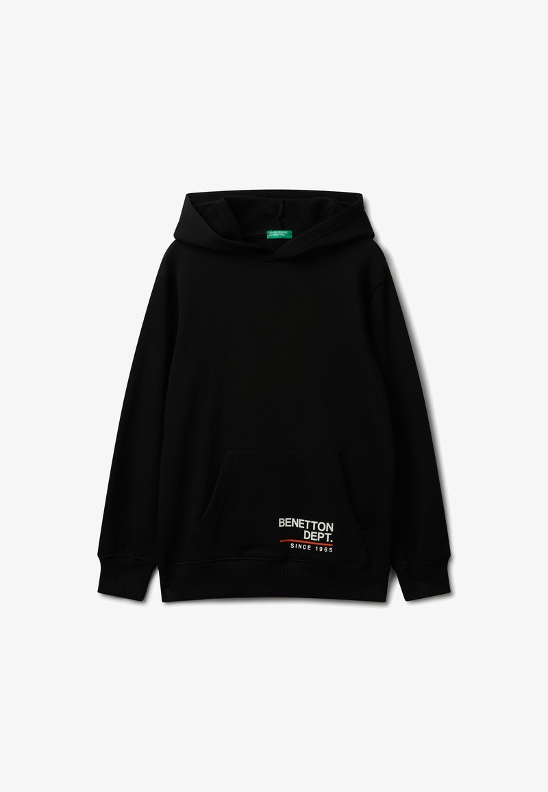 Černá mikina s kapucí a přední kapsou, na dolním pravém rohu je bílý a červený nápis "Benetton Dept. Since 1965".