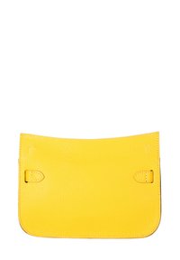 Clutch in pelle di un brillante giallo, con superficie strutturata, bordi arrotondati e due cinturini laterali. Le cuciture sono visibili.