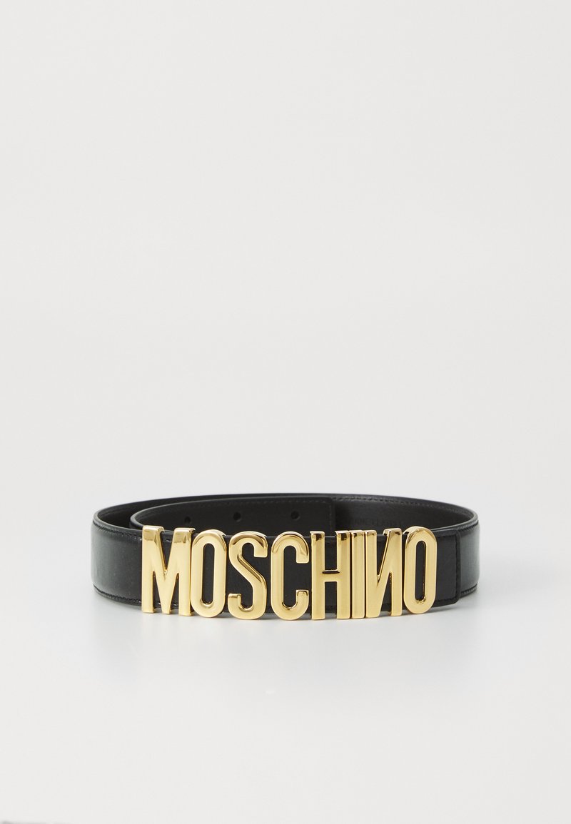 Must must nahkrihm, millel on suur ja julge kuldne "MOSCHINO" logo kui sõlg, sujuva tekstuuri ja klassikalise disainiga.