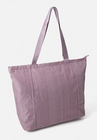 Lila gestreifte Tragetasche mit zwei breiten Griffen, aus weichem Stoff gefertigt, mit einem geräumigen Design und einer subtilen Textur auf der Oberfläche.