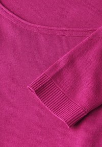 Fuchsia Strickpullover mit weitem Ausschnitt und geripptem Bündchen, der eine glatte Textur und eine lebendige Farbe präsentiert.