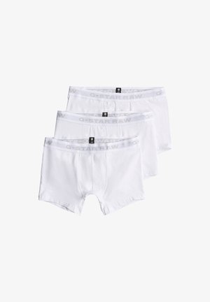 Drei Paare weißer Boxer-Briefs aus Baumwolle. Jedes Paar hat einen grauen, mit "G-STAR RAW" gebrandeten Bund und ein enganliegendes Design.