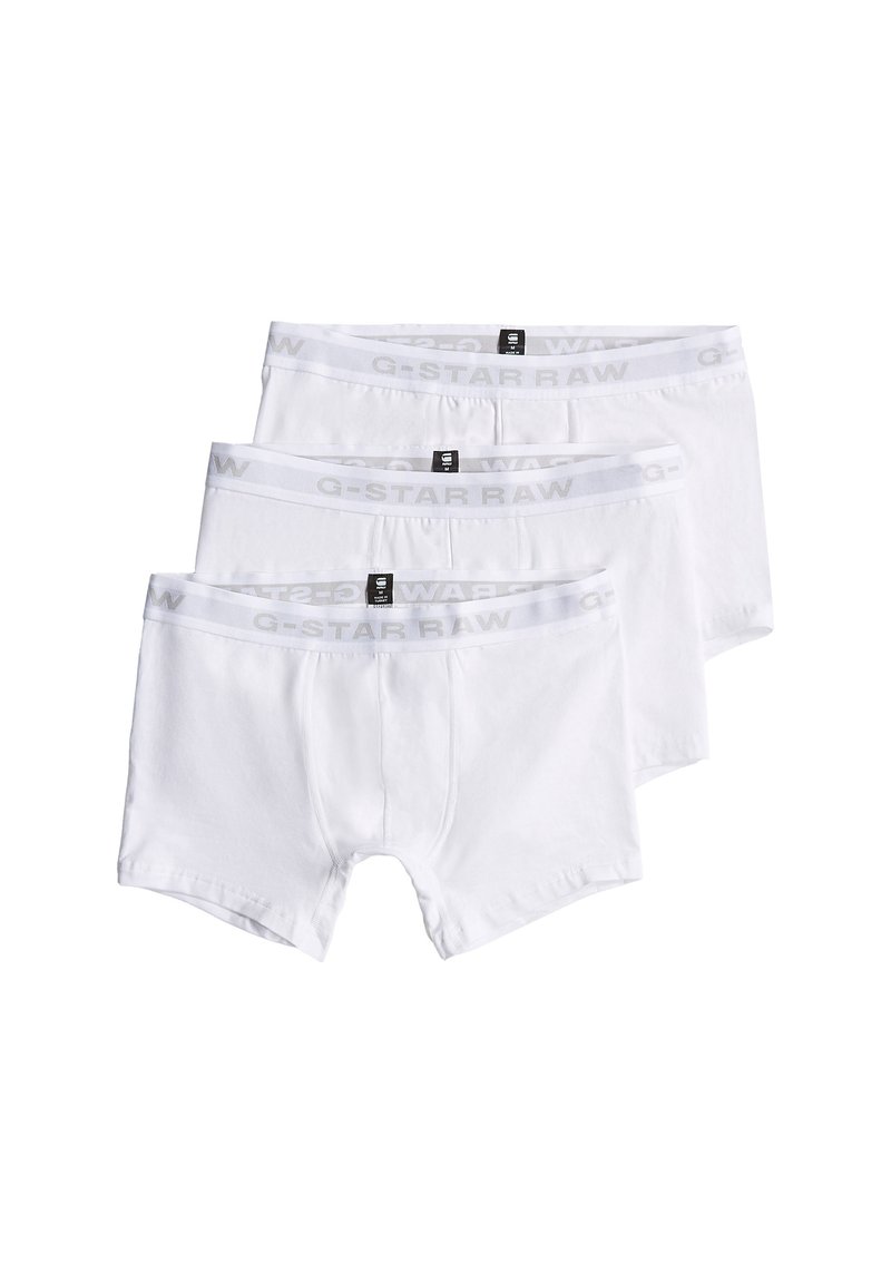 Drei Paare weißer Boxer-Briefs aus Baumwolle. Jedes Paar hat einen grauen, mit "G-STAR RAW" gebrandeten Bund und ein enganliegendes Design.