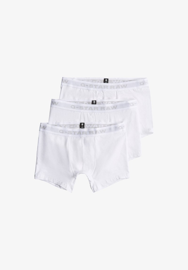 Drei Paare weißer Boxer-Briefs aus Baumwolle. Jedes Paar hat einen grauen, mit "G-STAR RAW" gebrandeten Bund und ein enganliegendes Design.