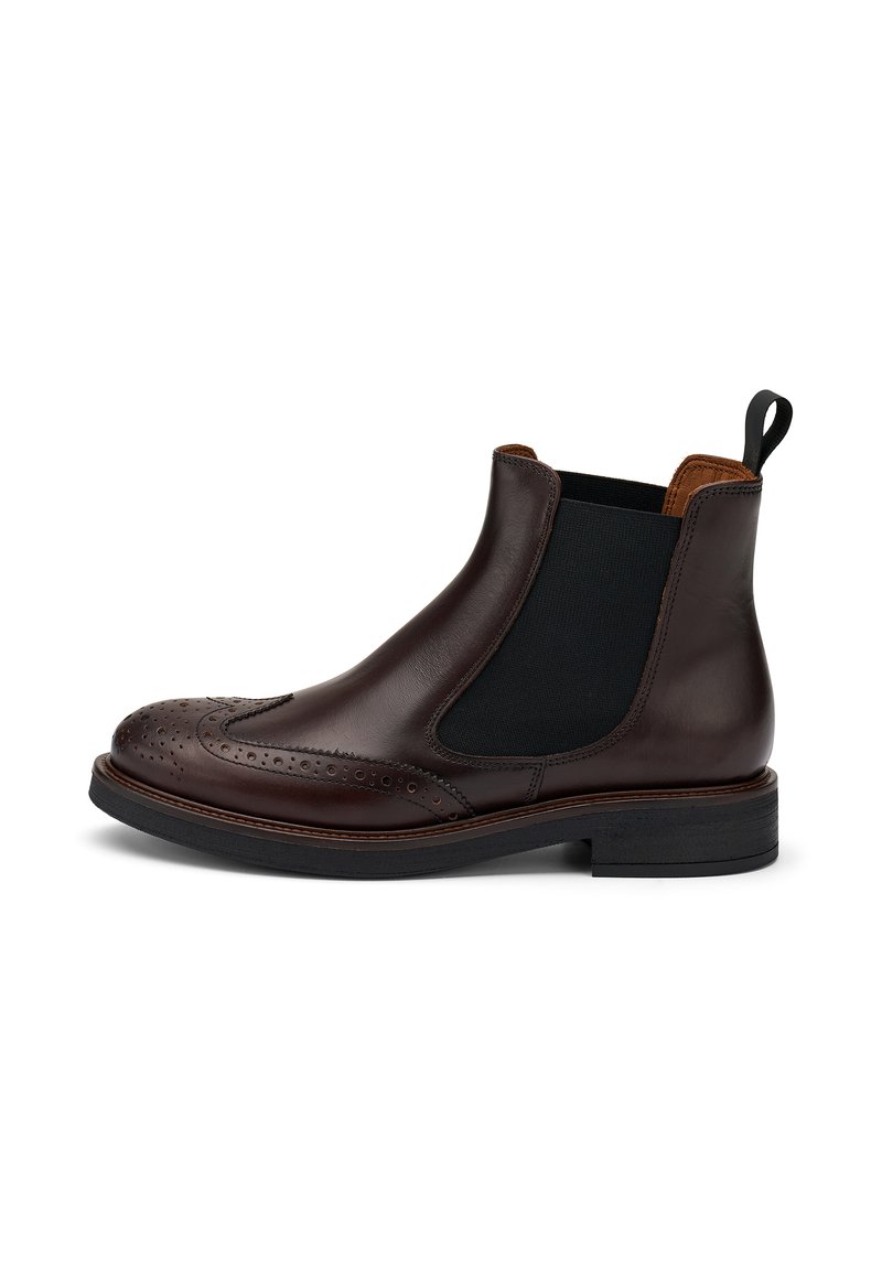 Botín Chelsea de cuero marrón con detalles de brogue, paneles laterales elásticos y un lazo para tirar. Suela gruesa con un leve tacón. Acabado suave.