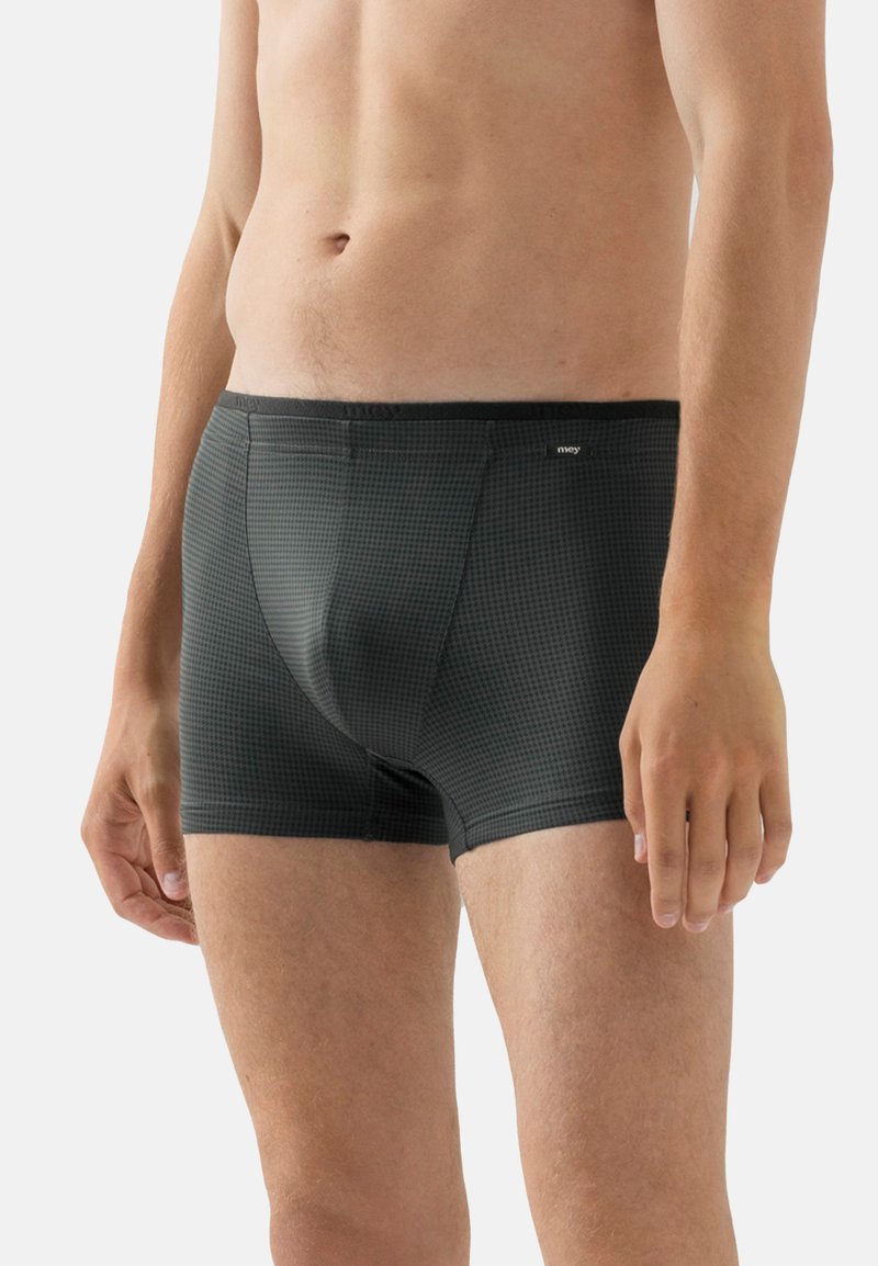 Mörkgrå herrboxer med en texturerad rutmönster, med en midjebandets logotyp och en åtsittande design för komfort och stöd.