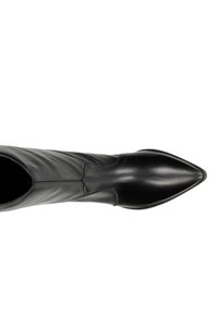 Czarny skórzany botek za kostkę z ostrym noskiem, charakteryzujący się gładką teksturą i subtelnym przeszyciem wzdłuż boku.
