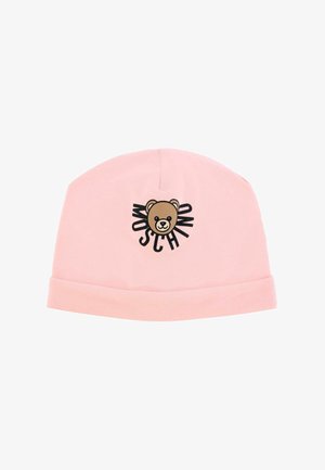 Różowa bawełniana czapka z wywiniętym brzegiem, z grafiką misia na środku oraz czarnym napisem "Moschino" wokół. Miękka i elastyczna tekstura.