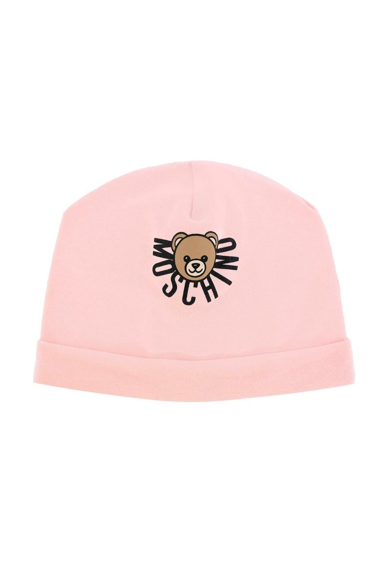 Różowa bawełniana czapka z wywiniętym brzegiem, z grafiką misia na środku oraz czarnym napisem "Moschino" wokół. Miękka i elastyczna tekstura.