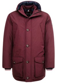 Parka color mogano con cappuccio foderato di blu navy, chiusure con bottoni, due tasche frontali e dettagli a righe sui polsini. Realizzato in tessuto resistente.