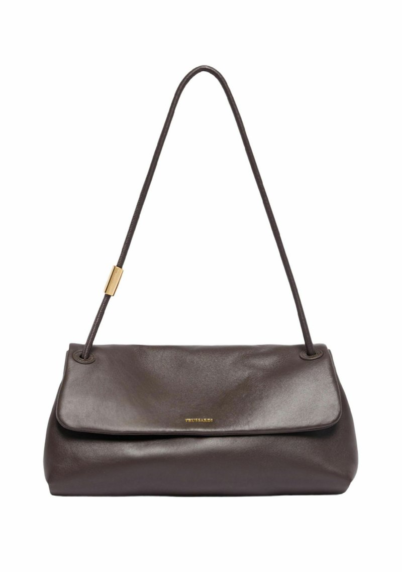 Tmavě hnědá kožená kabelka s hladkým povrchem, sklápěcím víkem a dlouhým popruhem s akcenty zlatého kovu.