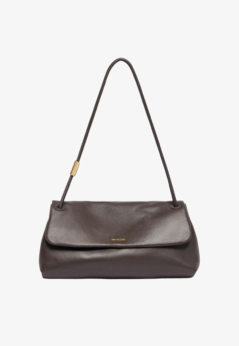 Borsa a mano in pelle marrone scuro con una texture liscia, pattina pieghevole e una lunga tracolla con un accento in metallo dorato.