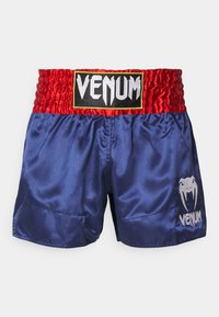 Pantalones cortos de boxeo de satén azul con una cintura elástica roja. Presenta una etiqueta de parche de logo negro etiquetada como "VENUM" y un logo plateado en la parte inferior izquierda.