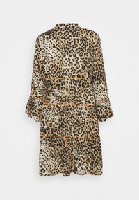 Löydä leopardiprintti mekko, jossa on virtaava siluetti, pitkät liehuvat hihat ja oranssit tikkauskoristeet kerroksellisessa helmassa. Kevyt kangas.