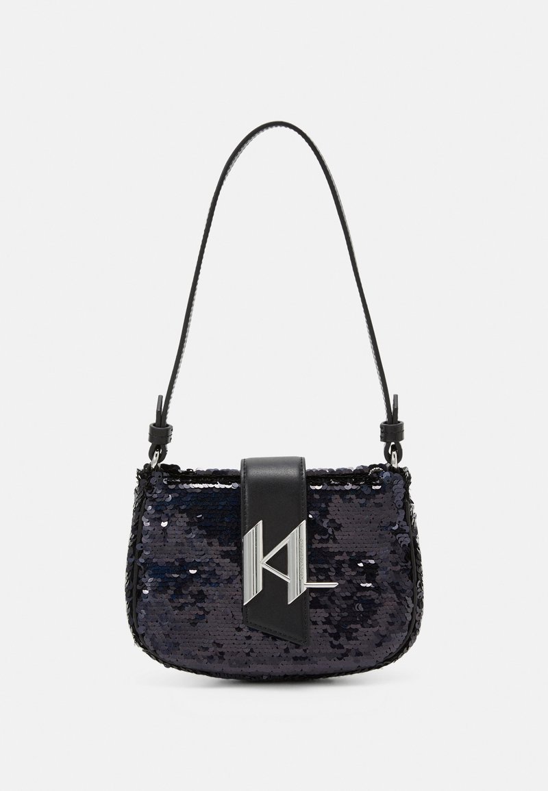 Sac à main en sequins noirs avec une bande en cuir ornée d'un logo argenté. Le design comprend une seule bandoulière et des bords tissés.