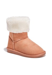 Bota de ante beige con un puño de piel sintética blanca, puntera redonda y detalles de costura, que cuenta con una suela de goma para un mejor agarre.