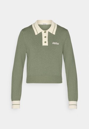 Zeleni pleteni polo pulover z dolgimi rokavi, smetanastim ovratnikom in manšeti, zapiranjem na tri gumbke in s podrobnostmi logotipa na prsih.