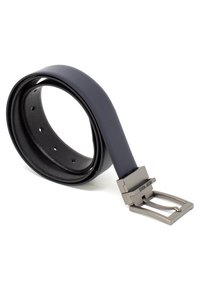 Zwarte leren riem met een gladde textuur, voorzien van een matte zilveren metalen gesp en meerdere gaatjes voor aanpassing.