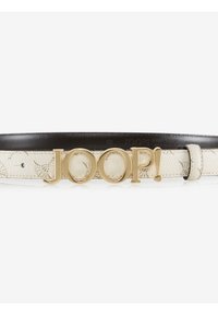 Witte leren riem met een geperst bloemenpatroon, voorzien van een grote gouden "JOOP!" logo-sluiting. Zwarte binnenkant, verstelbare band.