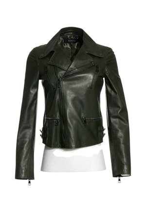 Veste de motard en cuir vert foncé avec fermeture éclair asymétrique, poches zippées, détails à boucles sur les côtés et large col.