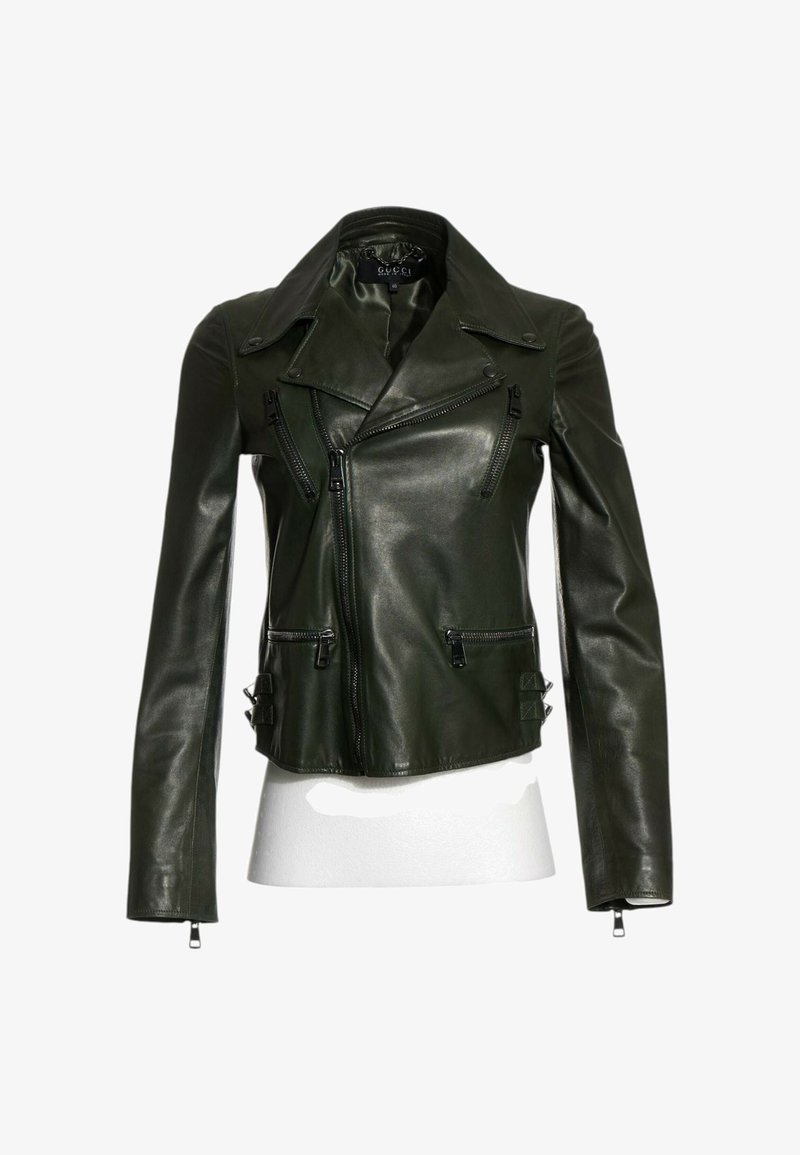 Veste de motard en cuir vert foncé avec fermeture éclair asymétrique, poches zippées, détails à boucles sur les côtés et large col.