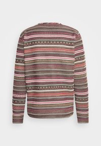 Langsleeve trui met kleurrijke geometrische patronen in tinten bruin, rood en crème; gestructureerde brei met een ronde hals.