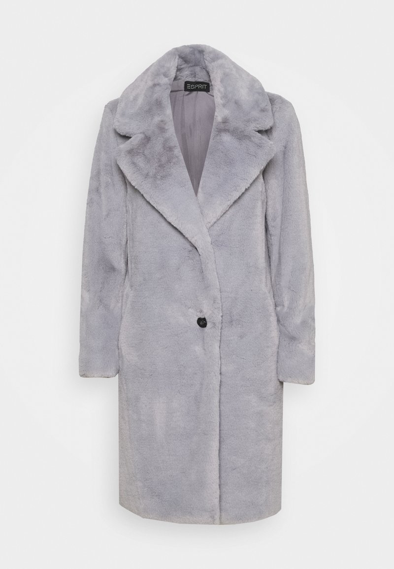 Grå fuskpälsjacka med urklippt krage, ensamt svart knappstängning och långa ärmar. Mjuk textur och medellång design.