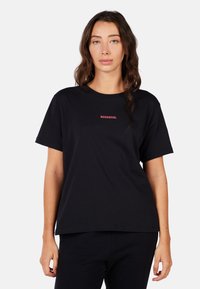 Černé bavlněné tričko s krátkými rukávy, kulatým výstřihem a malým červeným logem "ROSSIGNOL" na hrudi; hladká textura, uvolněný střih.