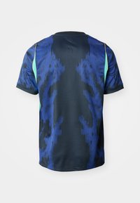 Σκούρο μπλε αθλητική μπλούζα με κοντά μανίκια, με κάθετες φωτεινομπλε ρίγες και ανοιχτό τιρκουάζ πάνελ κάτω από τα χέρια.