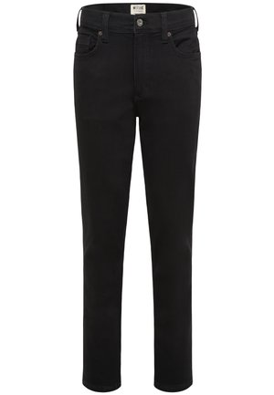 Czarne jeansy slim-fit z pięcioma kieszeniami, zapięciem na guziki i szlufkami na pasek, oznaczone etykietą Mustang True Denim na pasku.