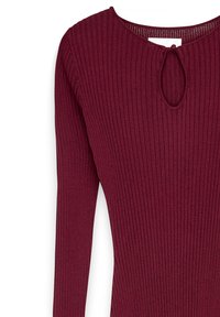 Top lungo a maniche lunghe di color maroon a coste con scollatura rotonda e dettaglio a goccia sul davanti, realizzato in un tessuto morbido e testurizzato.