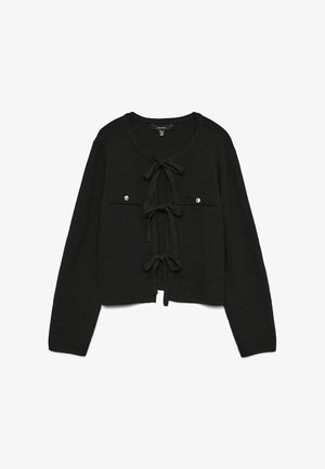 Svart strikket cardigan med knyting i front, to brystlommer med knappdetaljer og lange ermer. Myk, strukturert stoff.