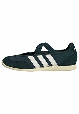 Sort Adidas slip-on sko med hvide striber, elastiske krydsstropper og beige sål vist i sideprofil.
